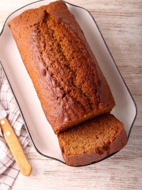 Ev yapımı taze Jamaika zencefilli kek, dilimlenmiş.