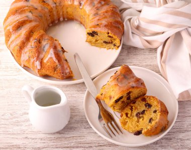 İrlanda viskisi keki tabakta dilimlenmiş.