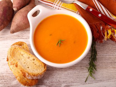 Tatlı patates ve biberiye çorbası