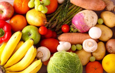 Ahşap arka planda taze meyve ve sebzeler