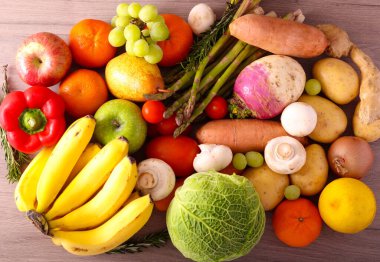 Ahşap arka planda taze meyve ve sebzeler