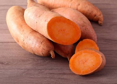 Çiğ portakallı tatlı patates patatesleri