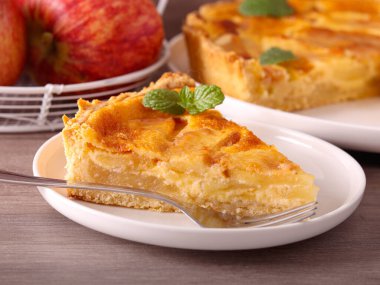 Elmalı ve ekşi kremalı turta.