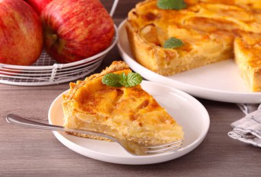 Elmalı ve ekşi kremalı turta.