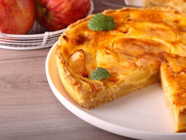 Elmalı ve ekşi kremalı turta.