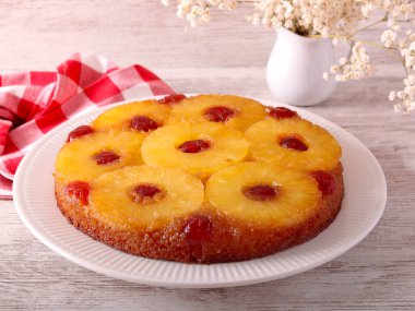 Ananaslı ters pasta, klasik retro kek, servis edilir.