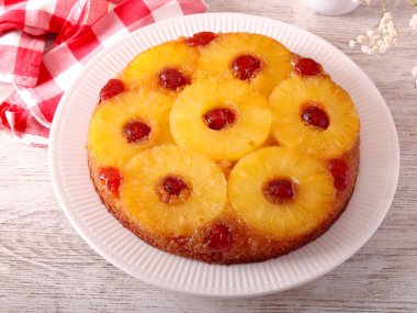 Ananaslı ters pasta, klasik retro kek, servis edilir.