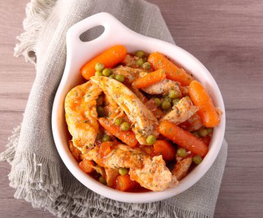 Havuçlu tavuk göğsü ve domates soslu bezelye.