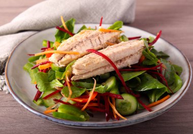 Uskumru ile karışık sebze salatası.