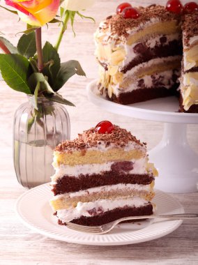 Çikolata, vanilya ve vişneli pasta.