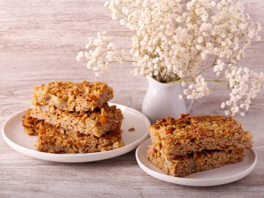 Armut ve bal kekleri, tabakta yulaf çubukları