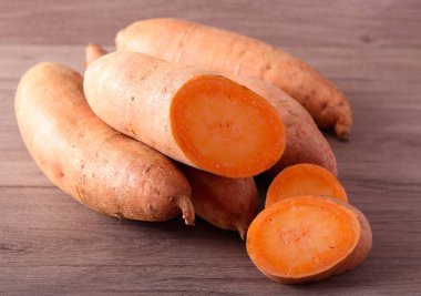 Çiğ portakallı tatlı patates patatesleri