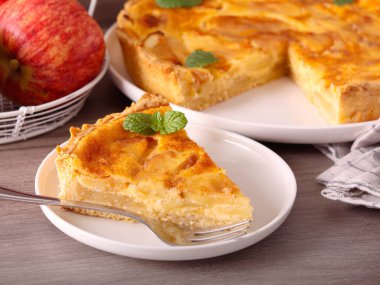 Elmalı ve ekşi kremalı turta.