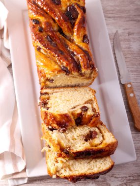 Meyve ve fındıklı babka ekmeği, dilimlenmiş