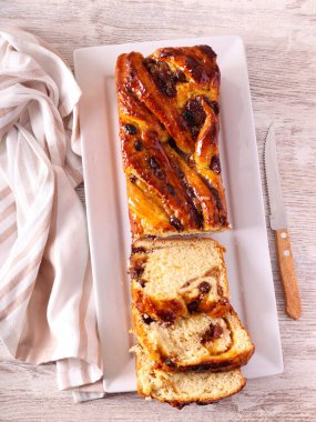 Meyve ve fındıklı babka ekmeği, dilimlenmiş