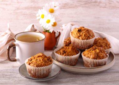 Fındık ve kuru üzümlü sağlıklı havuç ve elmalı kek.