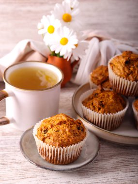 Fındık ve kuru üzümlü sağlıklı havuç ve elmalı kek.