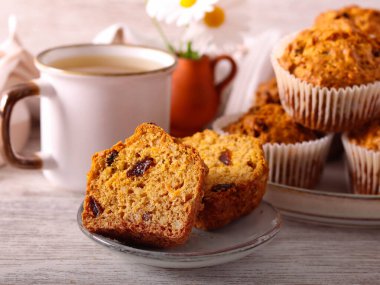 Fındık ve kuru üzümlü sağlıklı havuç ve elmalı kek.