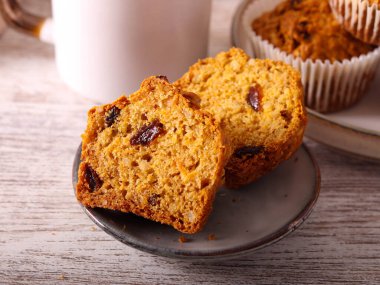 Fındık ve kuru üzümlü sağlıklı havuç ve elmalı kek.