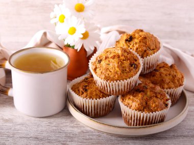 Fındık ve kuru üzümlü sağlıklı havuç ve elmalı kek.