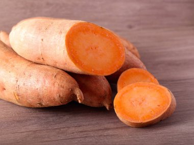 Çiğ portakallı tatlı patates patatesleri