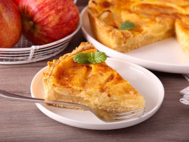 Elmalı ve ekşi kremalı turta.