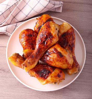 Tabakta kızarmış tavuk budu.