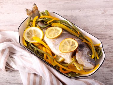 Yeşil fasulye ve biberli limonlu dorado balığı.