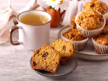 Fındık ve kuru üzümlü sağlıklı havuç ve elmalı kek.