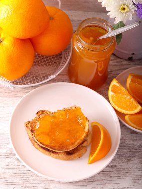 Ev yapımı portakal reçeli, kızarmış ekmekle servis ediliyor.