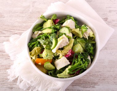 Tavuk, avokado ve brokoli salatası.