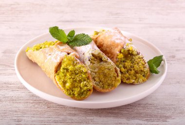 Ricotta ve şam fıstıklı Cannoli