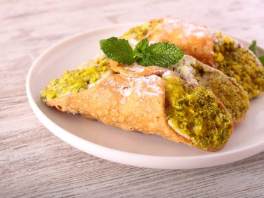 Ricotta ve şam fıstıklı Cannoli