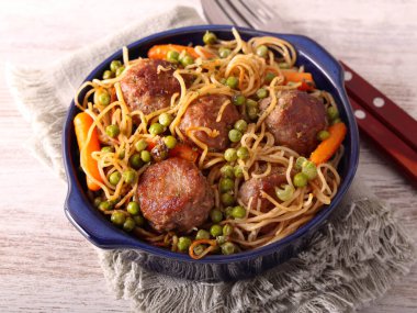 Makarna, bezelye ve havuçlu köfte.