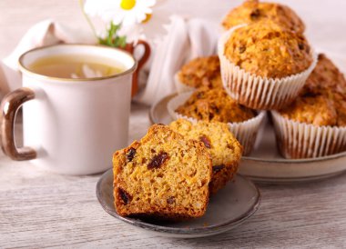 Fındık ve kuru üzümlü sağlıklı havuç ve elmalı kek.