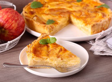 Elmalı ve ekşi kremalı turta.