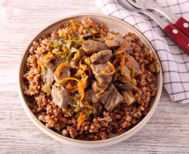 Biftek ve mantar karabuğdaylı güveç.