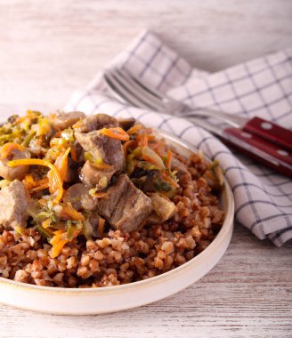 Biftek ve mantar karabuğdaylı güveç.