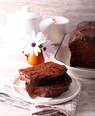 Duble çikolatalı pasta, kremalı çikolatalı pasta.