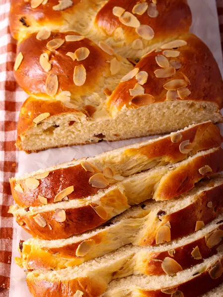 Tatlı, örülmüş ekmek, dilimlenmiş