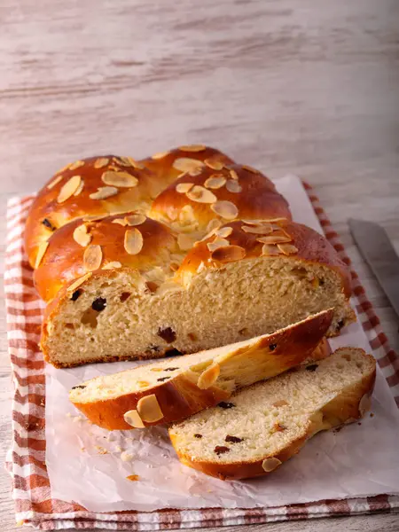 Tatlı, örülmüş ekmek, dilimlenmiş