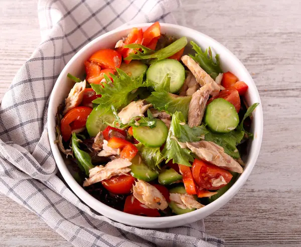 Uskumru ve karışık sebze salatası.