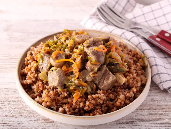 Biftek ve mantar karabuğdaylı güveç.