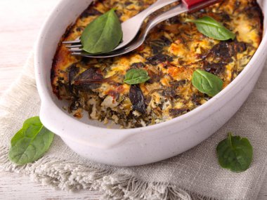 Ispanak ve feta tenekede pişer.