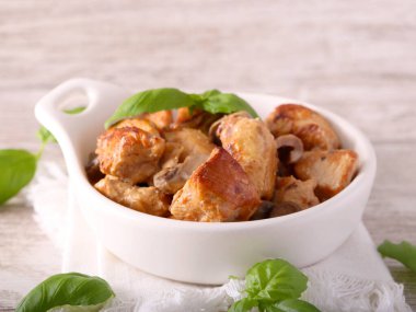 Bir kasede hindi ve mantar.