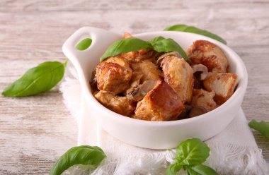 Bir kasede hindi ve mantar.