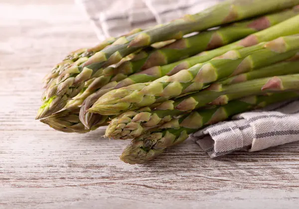 Mutfak havlusunda organik çiğ kuşkonmaz.