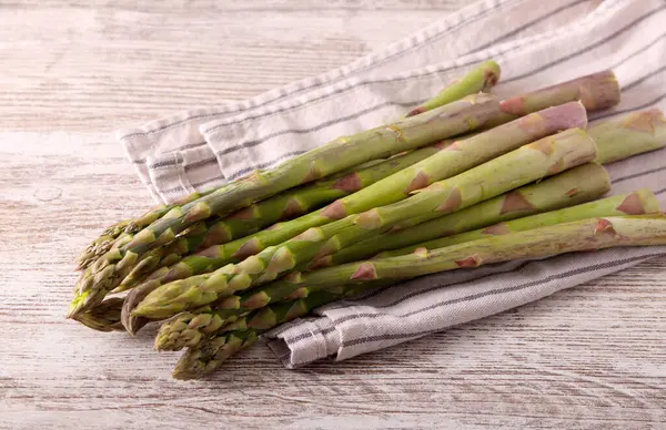 Mutfak havlusunda organik çiğ kuşkonmaz.