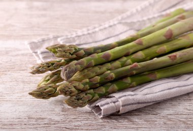 Mutfak havlusunda organik çiğ kuşkonmaz.