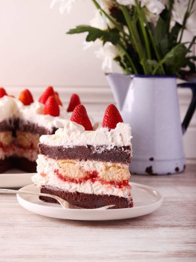 Çikolatalı ve çilekli pasta.